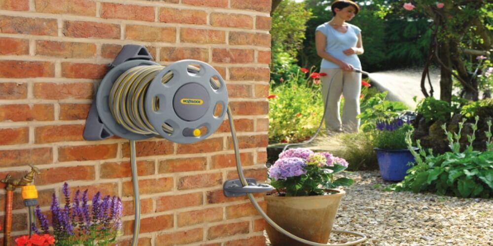 Buying Guide for a Retractable Garden Hose Reel