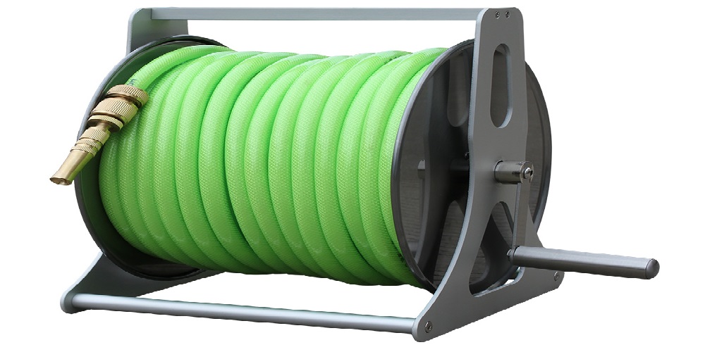 Easy-to-use retracting garden hose reels for outdoors